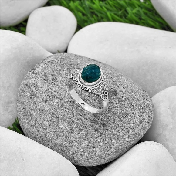 Neon blue apatite ring sizes 7 - 8.5 - Picture 6 of 8